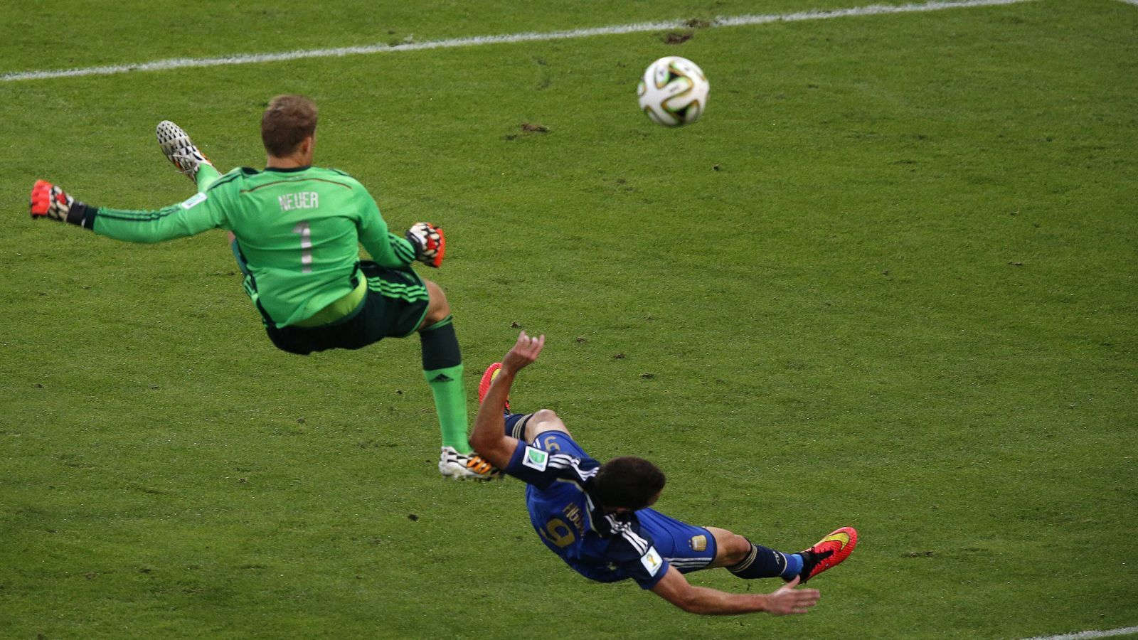 
                <strong>Glück bei Neuers Rettungstat</strong><br>
                In dieser Szene hatte Deutschland viel Glück: Manuel Neuers Klärungsversuch gegen Gonzalo Higuain hätte auch mit einem Elfmeter geahndet werden können.
              