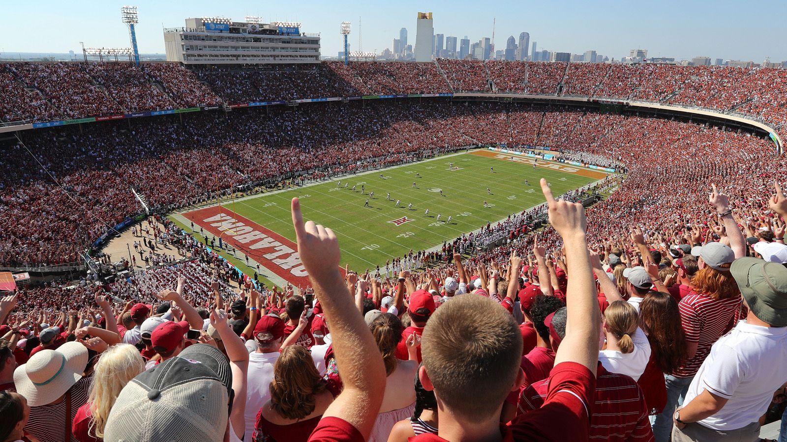 
                <strong>"Red River Showdown": Die besondere Rivalität zwischen den Oklahoma Sooners und den Texas Longhorns</strong><br>
                College-Rivalitäten sind nicht nur weit verbreitet, sondern auch sehr speziell. Wie zum Beispiel der "Red River Showdown" zwischen den Oklahoma Sooners und den Texas Longhorns. Am Samstag (ab 17.45 Uhr live auf ProSieben MAXX und ran.de) treffen die beiden Teams aufeinander. ran zeigt, was diese Rivalität ausmacht.
              