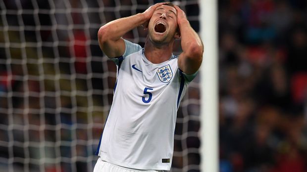 
                <strong>Gary Cahill (England)</strong><br>
                Kurz vor der WM 2018 plant Englands Nationaltrainer Gareth Southgate offenbar eine Verjüngungskur in der Abwehr - zum Leidwesen von Chelseas Gary Cahill. Die langjährige Stammkraft der "Three Lions" fehlt erstmals seit 2013 im Kader für die anstehenden Länderspiele gegen die Niederlande und Italien. Schon im November 2017 saß der 32-Jährige in den Testspielen gegen Deutschland und Brasilien jeweils 90 Minuten auf der Bank, weil die deutlich jüngeren Harry Maguire (Leicester), Joe Gomez (Liverpool) und John Stones (Manchester City) eine Chance bekamen - und offenbar nutzten. Während dieses Trio erneut nominiert wurde, fehlt Cahill im Aufgebot. So muss das 59. Länderspiel des 1,93-Meter-Hünen warten.
              