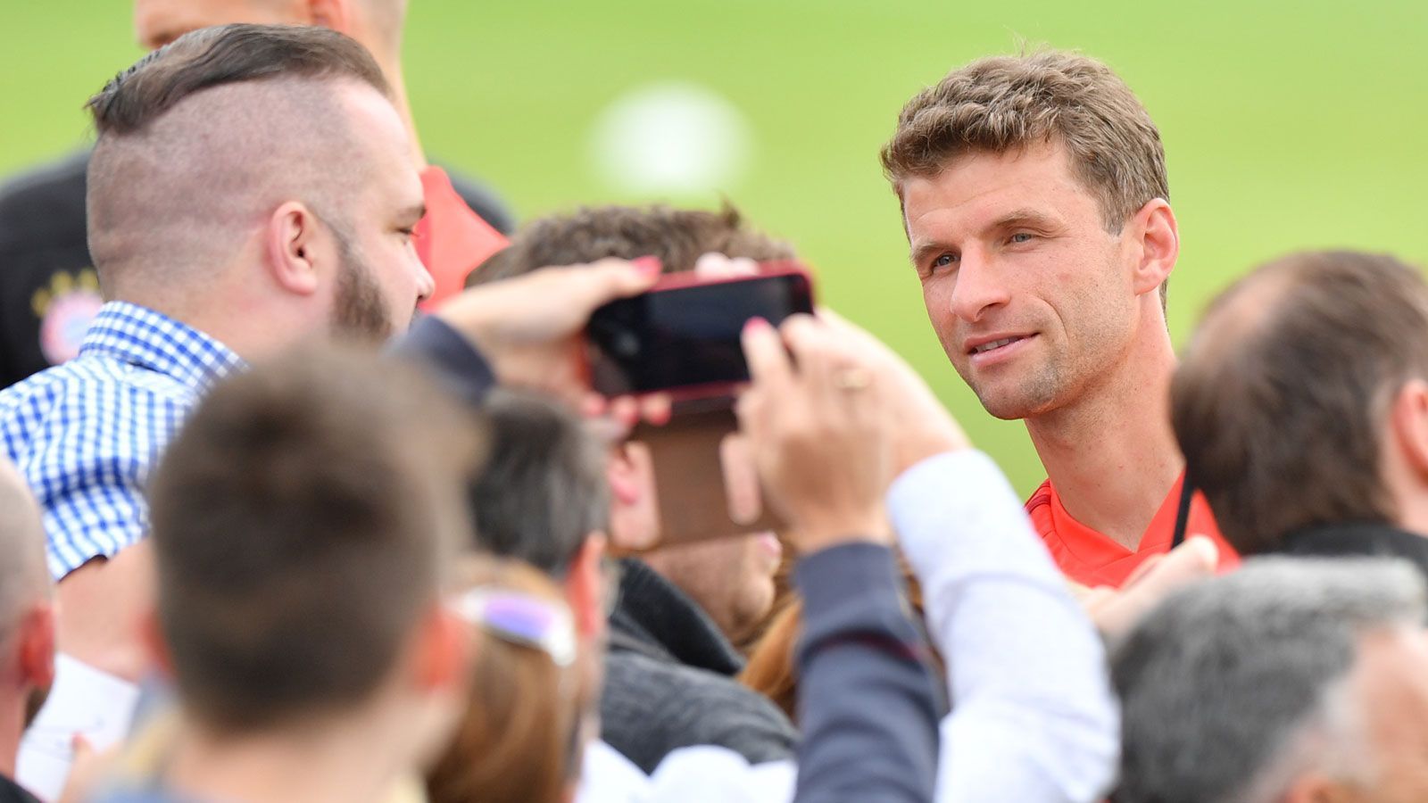 
                <strong>Thomas Müller</strong><br>
                Auch Müller wurde 2019 von Löw aus der Nationalmannschaft aussortiert. An die außergewöhnliche Form, die er zwischen 2010 und 2014 hatte, konnte der Offensivspieler zuletzt unter Hansi Flick aber wieder anschließen und ist beim FC Bayern nach wie vor Identifikationsfigur. Kürzlich verlängerte er in München bis 2023 und gilt als heißer Kandidat für eine Olympia-Teilnahme 2021. Privat ist er mit Frau Lisa glücklich verheiratet.
              