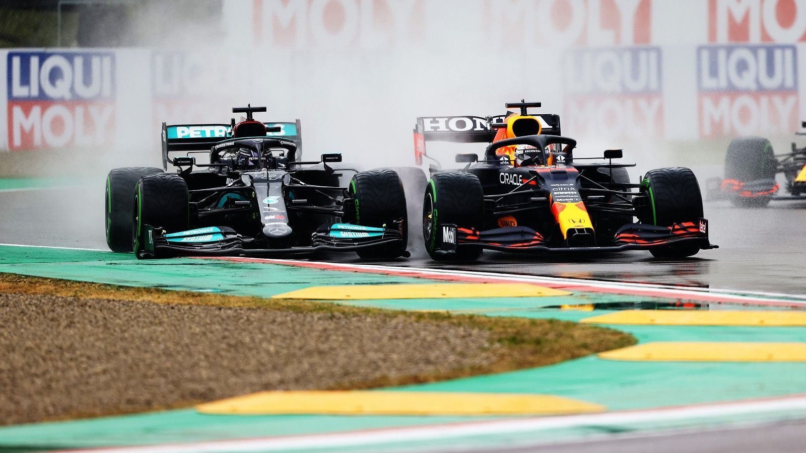 
                <strong>Gewinner: Lewis Hamilton</strong><br>
                Vieles lief in Imola gegen den Briten. Am Start zog Max Verstappen dank eines starken Manövers vorbei, dann unterlief Hamilton sogar ein Fahrfehler und er landete im Kiesbett. In Weltmeister-Manier konnte er sich jedoch im Rückwärts-Gang befreien. Bei der Rennunterbrechung nach dem Russell-Bottas-Crash sah man den siebenmaligen Weltmeister gefrustet und in sich versunken, doch er schlug zurück. Nach dem Re-Start kämpfte er sich von Rang neun auf Platz zwei vor und ergatterte sogar die schnellste Rennrunde, womit er in der WM-Wertung einen Punkt vor Max Verstappen bleibt.
              