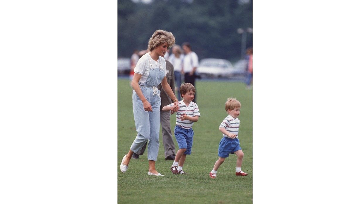 Lady Di mit ihren zwei Kindern William und Harry - die Latzhose ist auch 2022 noch im Trend!