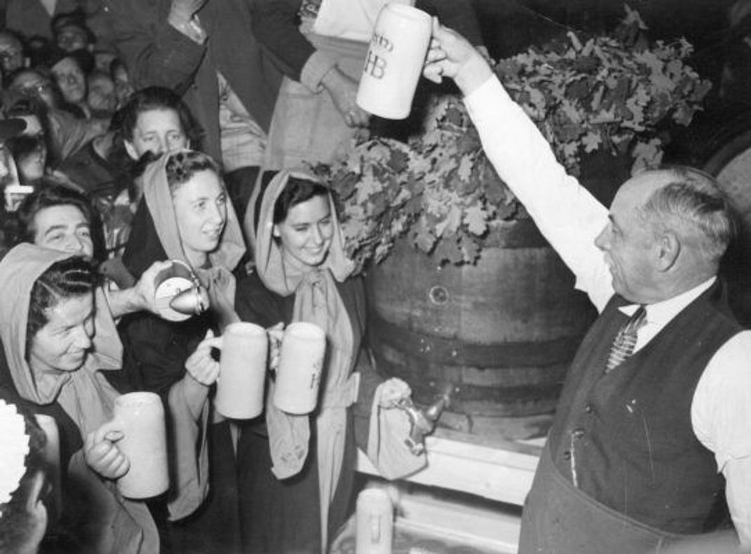 1950: Oberbürgermeister Thomas Wimmer sticht zum ersten Mal mit dem legendären "O´zapft is!" das erste Fass an. Er braucht 17 Schläge.