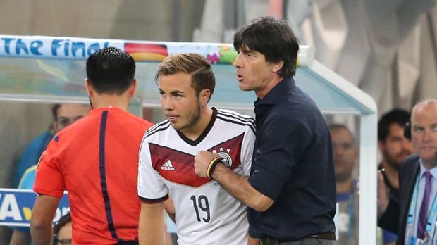 
                <strong>Joachim Löw</strong><br>
                Joachim Löw: Den Satz kennt wohl inzwischen jedes Kind: "Zeig der Welt, dass du besser bist als Messi." Der Bundestrainer gab ihn Mario Götze bei dessen Einwechslung im WM-Finale 2014 gegen Argentinien mit auf den Weg. Er wirkte, Götze schoss den Siegtreffer. "Als ich neben Mario stand, dachte ich mir, komm, Mario, für mich bist du in diesem Moment wertvoller als Messi. Du entscheidest jetzt das Spiel, du machst die entscheidenden Sachen heute. Das kam aus dem Bauch heraus", erzählte Löw später der "Welt".
              