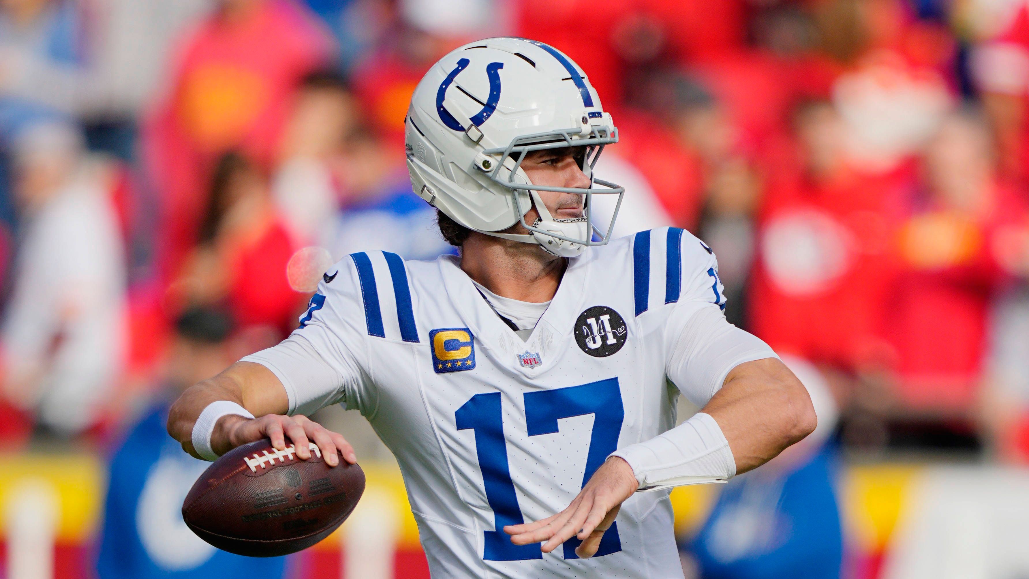 <em><strong>Daniel Jones (Indianapolis Colts)</strong><br>NFL-Insider Ian Rapoport berichtet, dass Colts-Quarterback Daniel Jones mit einem Bruch des Wadenbeins zu kämpfen hat. Zuletzt hatte der 28-jährige wechselweise eingeschränkt und vollständig am Training teilgenommen, spielte aber trotzdem gegen die Kansas City Chiefs. Laut Rapoport wird der Quarterback trotz seiner Fraktur spielen. Sowohl Jones als auch Coach Shane Steichen betonen, dass er für das kommende Spiel gegen die Houston Texans einsatzbereit sein wird.</em>