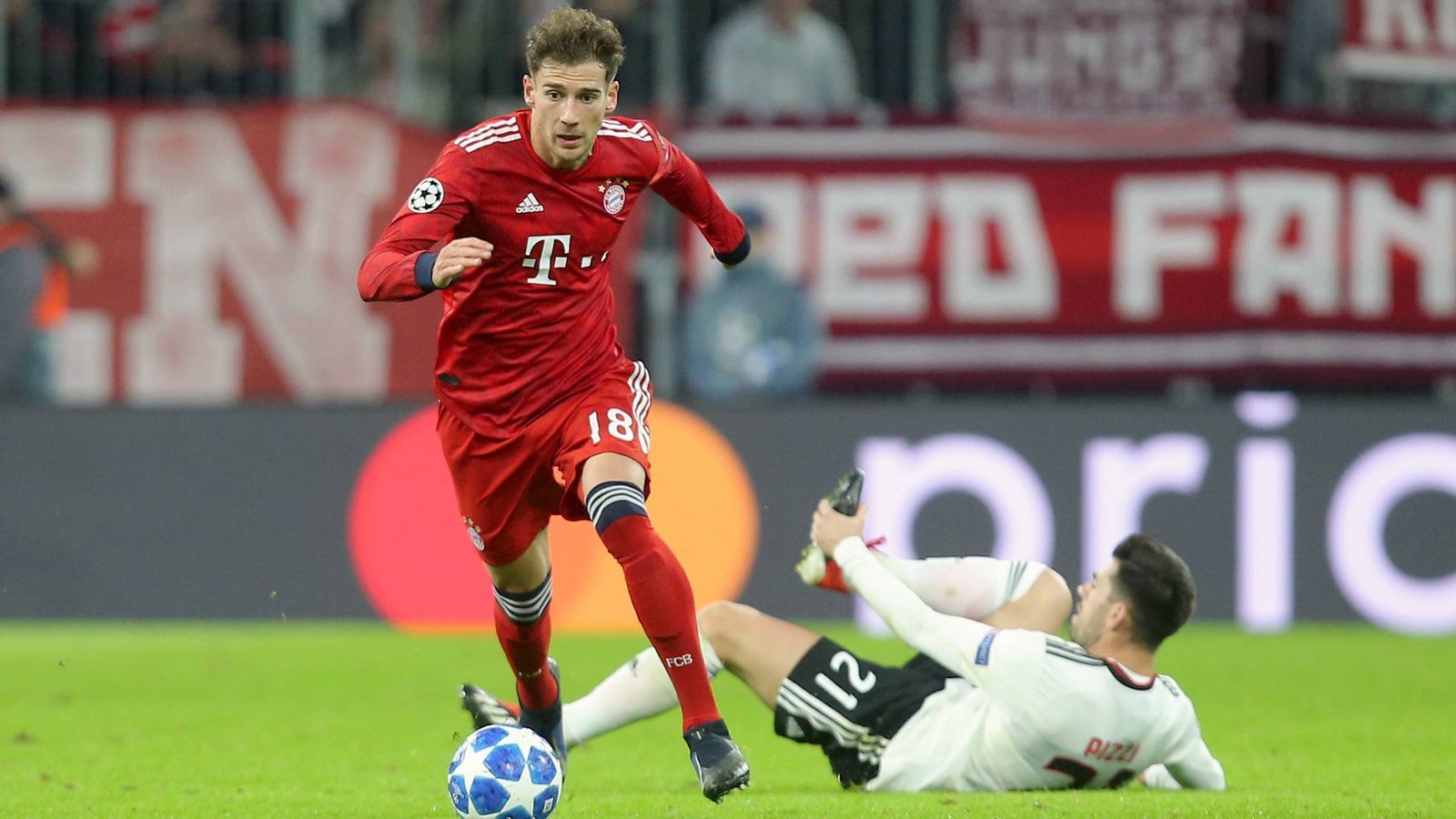 
                <strong>Leon Goretzka</strong><br>
                Wie bei Kimmich defensiv hoch konzentriert, stets auf der Höhe, zweikampfstark und akkurat. Nur nicht ganz so auffällig wie sein Nebenmann, vor allem offensiv. ran-Note: 3
              