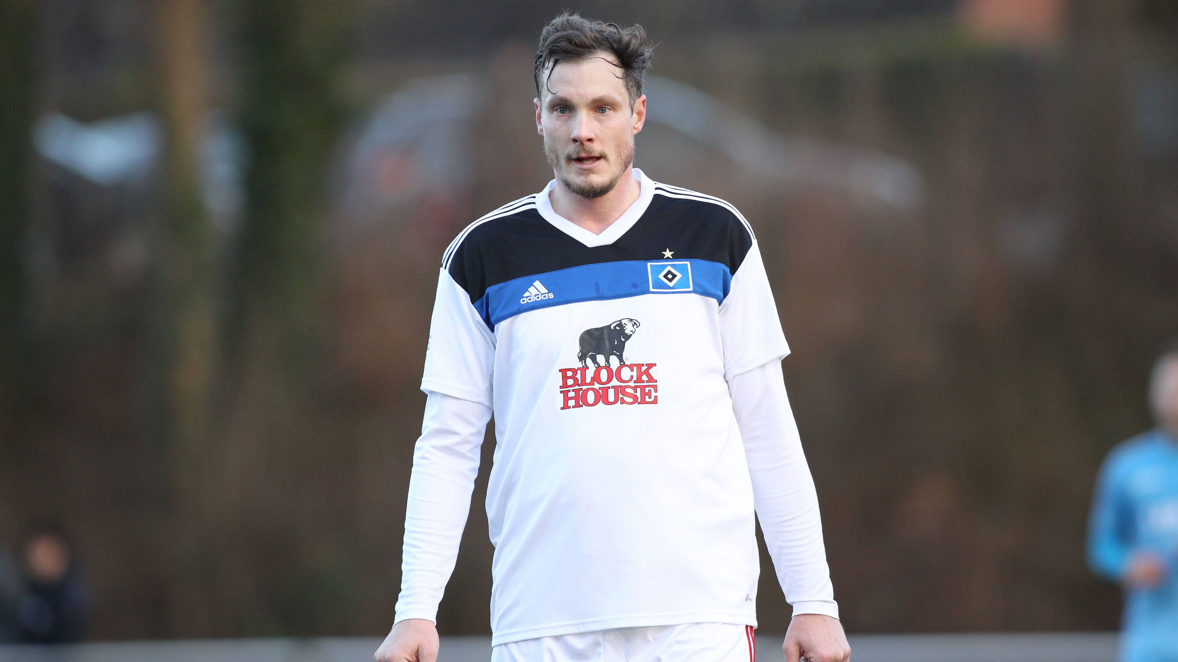 <strong>Marcell Jansen</strong> <br>Der frühere deutsche Nationalspieler Marcell Jansen hatte bereits im Sommer 2015 seine Profikarriere beim Hamburger SV beendet, hat aber noch immer Freude am Fußball und spielt in der sechstklassigen Landesliga Hammonia für die 3. Mannschaft des HSV, mit der inzwischen der Aufstieg gelungen ist. Zudem ist er der Präsident des Gesamtvereins.