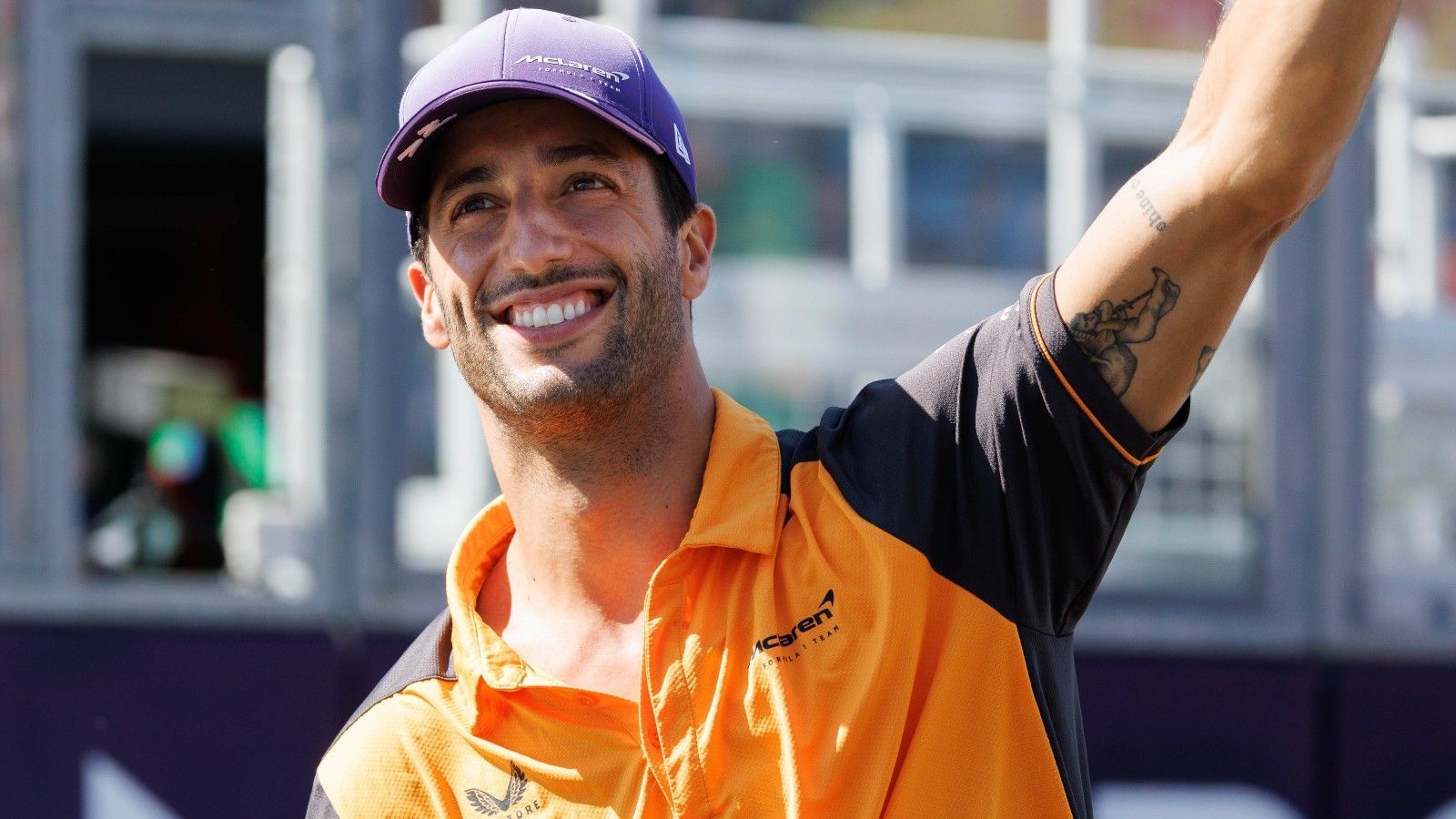 
                <strong>Daniel Ricciardo</strong><br>
                Der Australier Daniel Ricciardo sieht die Sache um einiges entspannter als die Kollegen. Er habe keine Probleme, ohne Schmuck im Auto zu sitzen, sagte er schon vor dem Australien-GP Anfang April. "Es war aber das erste Mal, dass ich von feuerfester Unterwäsche gehört habe", so Ricciardo weiter, der sich einen Scherz nicht verkneifen konnte: "Es muss aber auf jeden Fall maßgeschneidert sein!"
              