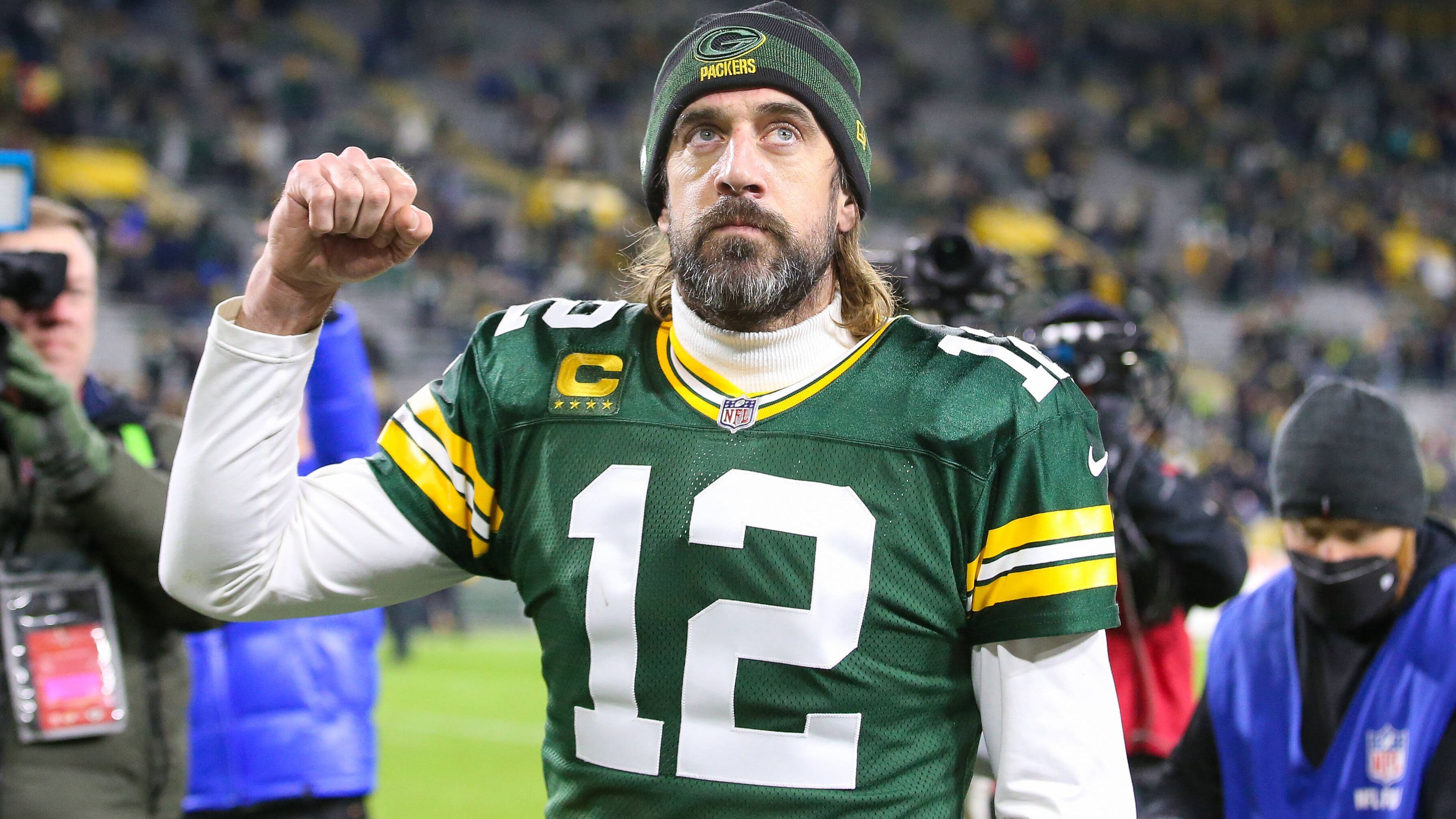 
                <strong>Teilweise fast 60 Millionen US-Dollar pro Jahr</strong><br>
                Nun ist auch die genaue Vertragsstruktur bekannt. Demnach kassiert Rodgers garantiert 41,95 Millionen US-Dollar im ersten Jahr. Davon sind 40,8 Millionen Signing Bonus - das Gehalt beläuft sich auf 1,15 Millionen Dollar. Grund dafür ist der angesprochene Salary-Cap-Schachzug. Im zweiten Jahr sind dem amtierendem MVP satte 59,465 Millionen US-Dollar garantiert und im dritten 49,25 Millionen - wenn er sich nicht verletzt.
              