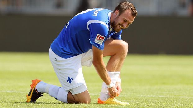 
                <strong>Rechtsverteidiger - Kevin Großkreutz (SV Darmstadt 98)</strong><br>
                Der frühere Dortmunder und Stuttgarter verleiht der 2. Bundesliga Weltmeister-Flair. Der Champion von 2014 muss nach seinem Rauswurf beim VfB - die Umstände sind hinlänglich bekannt - einen Neuanfang in der zweithöchsten Spielklasse versuchen, in Darmstadt. Beim Bundesliga-Absteiger soll er auf der rechten Defensiv-Seite für Stabilität sorgen. Der 29-Jährige unterschrieb zunächst einen Vertrag über zwei Jahre bei den "Lilien".
              