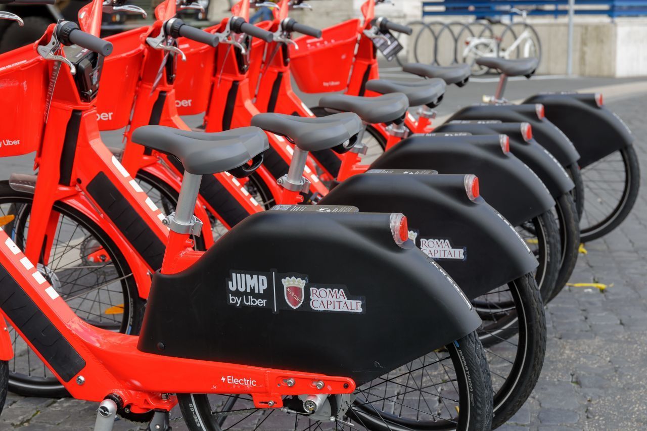 Es gibt keine festen Andock-Stationen. Willst du das Rad zurückgeben, kannst du es auf dem Fußweg abstellen. Es darf nicht an öffentlichen Fahrradständern abgeschlossen werden.