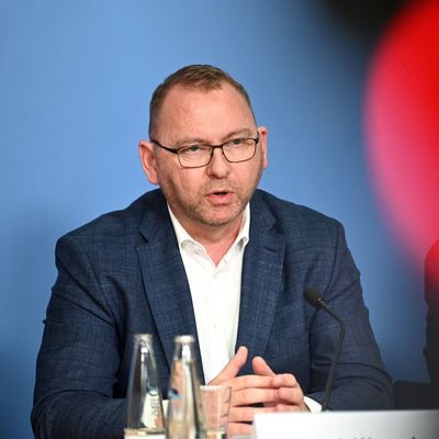 Frank Werneke, Vorsitzender der Gewerkschaft Verdi, spricht bei einer gemeinsamen Pressekonferenz von Verdi und EVG.