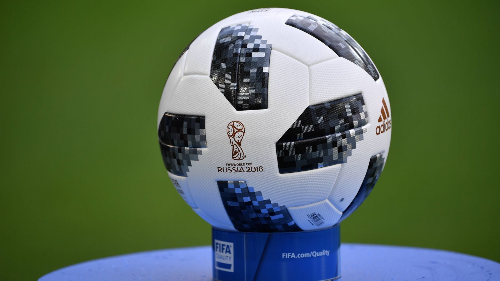 
                <strong>WM 2018 in Russland: Telstar 18</strong><br>
                Mit dem adidas Telstar 18 wurde das klassische Panel-Design des WM-Balles von 1970 mit modernerer Optik wiederbelebt. Die größte Innovation des WM-Balls von 2018 war allerdings der integrierte NFC-Chip, dank dem Fans mit ihrem Smartphone personalisierte Inhalte abrufen und teilen konnten. In der K.O.-Runde des Turniers in Russland wurde sogar eine spezielle Pixel-Grafik als besonderes Design auf den Telstar 18 angewendet. 
              