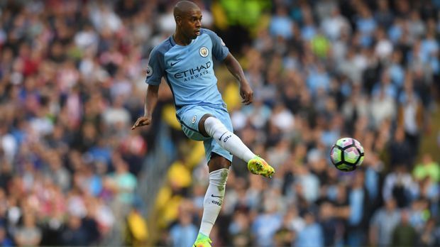 
                <strong>Fernandinho (Manchester City)</strong><br>
                Fernandinho (Manchester City): Der 31-jährige Brasilianer ist bislang bei Guardiola gesetzt. Der Abräumer durfte in allen bisherigen Pflichtspielen mitwirken. Fernandinho scheint die Interpretation Guardiolas als einziger Sechser also glänzend umzusetzen. Macht er so weiter, wird sein Einsatz wohl mit einer Verlängerung belohnt.
              