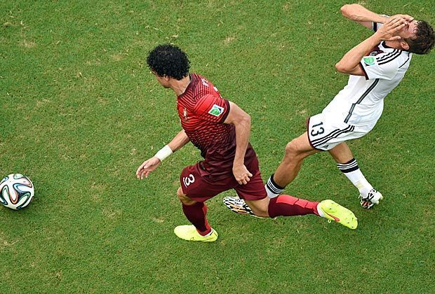 
                <strong>Der Clinch: Thomas Müller vs. Pepe</strong><br>
                Das ist der Auslöser des Streits: Pepe trifft in einem Zweikampf Thomas Müller (r.) mit dem Arm im Gesicht. Klar, dass das schmerzhaft für den Deutschen ist.
              