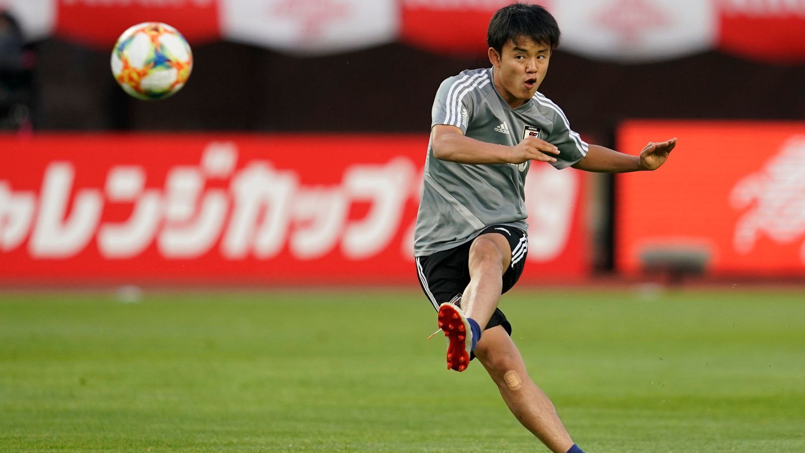 
                <strong>Takefusa Kubo (Japan)</strong><br>
                Japan bei der Copa America? Ja, die Asiaten spielen auch mit und haben einige Jungstars an Bord. Denn die Hajime Moriyasu nutzt das Turnier als Olympia-Vorbereitung und entsprechend viele Talente stehen deshalb im Aufgebot Japans, so etwa der 18-jährige Takefusa Kubo. In der J-League sorgte Kubo zuletzt beim FC Tokyo für Aufsehen, schaffte bei 13 Einsätzen jeweils vier Tore und vier Vorlagen - und steht sowieso schon in den Geschichtbüchern als jüngster eingesetzter Spieler und jüngster Torschütze der J-League. Dem ganz großen Fußball war der Jung-Nationalspieler übrigens vor einigen Jahren schon sehr nahe, denn der offensive Mittelfeldmann wurde zwischen 2011 und 2015 beim FC Barcelona ausgebildet. 
              