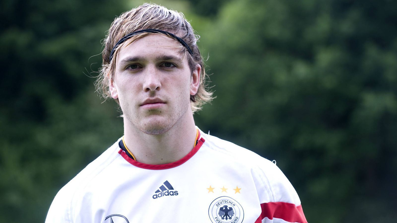 
                <strong>Tobias Sippel</strong><br>
                Sippel war bis 2015 Stammtorhüter beim 1. FC Kaiserslautern in der 1. und 2. Bundesliga, wechselte dann zu Borussia Mönchengladbach und ist heute Ersatztorwart.
              