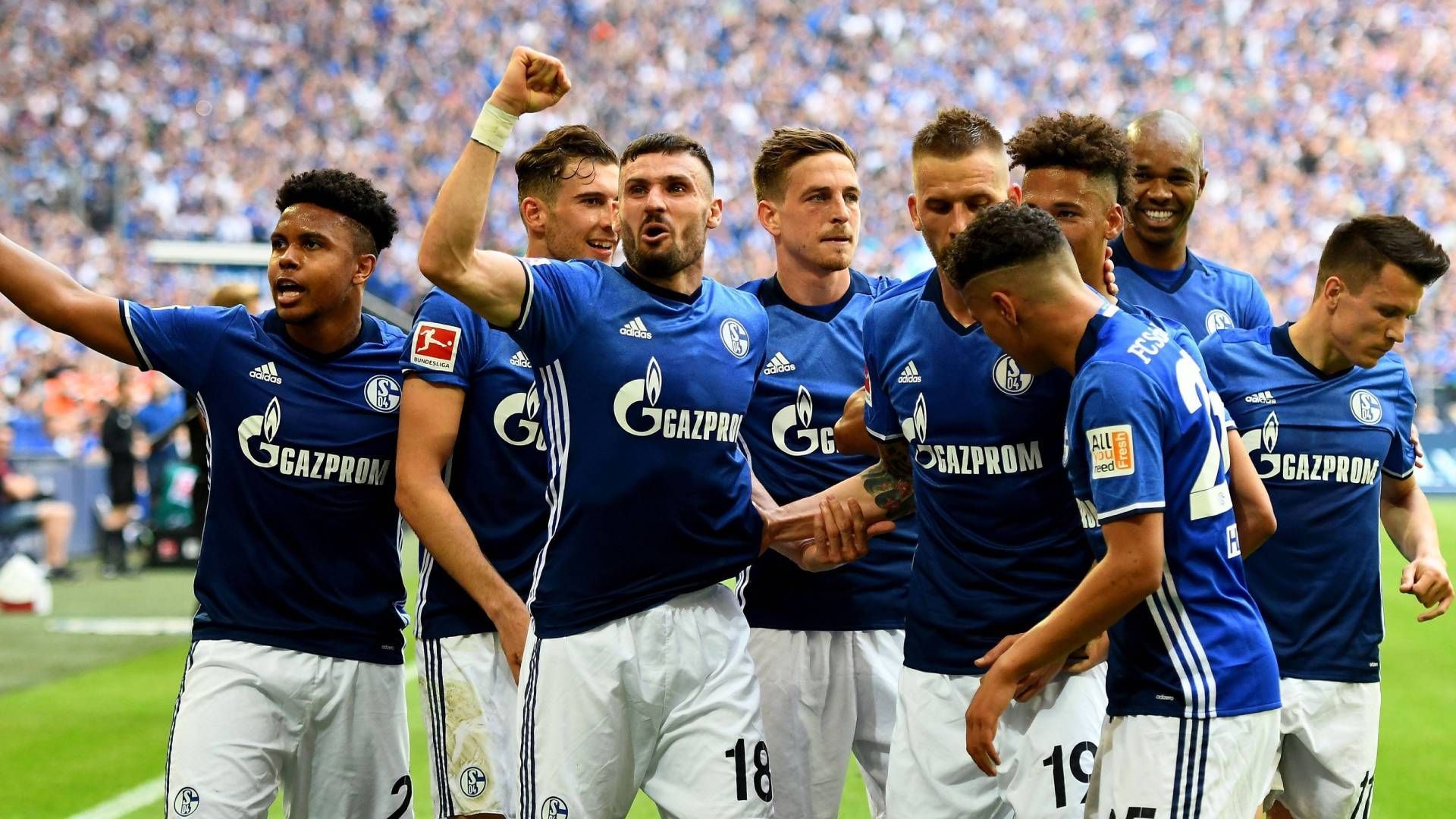 
                <strong>Sechs Siege: FC Schalke 04 (17. Februar 2018 bis 7. April 2018)</strong><br>
                Kaum zu glauben, aber es ist noch gar nicht so lange her, da feierten die Schalker die längste Siegesserie ihrer Vereinshistorie. In der Saison 2017/18 wurden die Königsblauen Vizemeister, wenngleich am Ende der Saison satte 21 Punkte auf Meister Bayern München fehlten. Danach ging es steil bergab mit S04. Finanzielle Misswirtschaft brachte den Klub an den Rand der Insolvenz, in der Saison 2020/21 - also nur drei Jahre nach der Vizemeisterschaft - musste Schalke den Gang in die Zweitklassigkeit antreten.
              