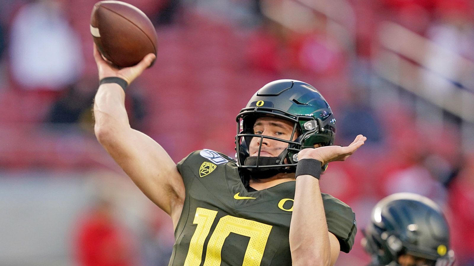 
                <strong>Justin Herbert (Oregon) </strong><br>
                Justin Herbert gilt als dritter Top-Quarterback im Draft. Der 21-Jährige kam in der vergangenen Saison am College auf 32 Touchdowns und sechs Interceptions. Mit einem starken Arm, guter Mobilität und Präzision bringt er alle Voraussetzungen mit, die einen zukünftigen Starter in der NFL ausmachen. Seine Fähigkeit, auch in kleinste Fenster zu werfen, dürfte auch von den Teams wahrgenommen worden sein. Durch seine schnellen Füße ist es ihm zudem möglich, auch mal selbst durch die freie Lücke zu laufen. Ein vom Spielstil vergleichbarer Spieler aus der aktuellen NFL wäre Carson Wentz von den Philadelphia Eagles. Herbert wird von vielen Experten nachgesagt, dass er abseits des Platzes zwar ein "guter Kerl" sei, allerdings für viele Teams etwas zu leise. So hätte er nicht die natürlichen Leader-Qualitäten, um sein Team um ihn herum vollends mitzunehmen. 
              