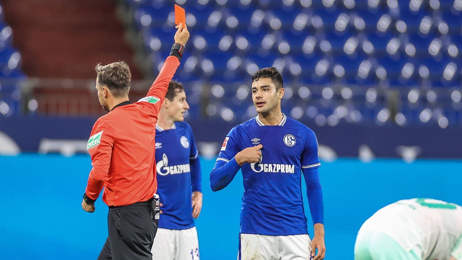 <strong>Ozan Kabak (FC Schalke 04, fünf Spiele gesperrt)</strong><br>
                Ozan Kabak wurde für seine Spuck-Attacke in der Saison 2020/21 gegen den Bremer Ludwig Augustinsson für vier Spiele vom DFB gesperrt. Da er zusätzlich mit Gelb-Rot vom Platz flog, fehlte Kabak für insgesamt fünf Spiele.