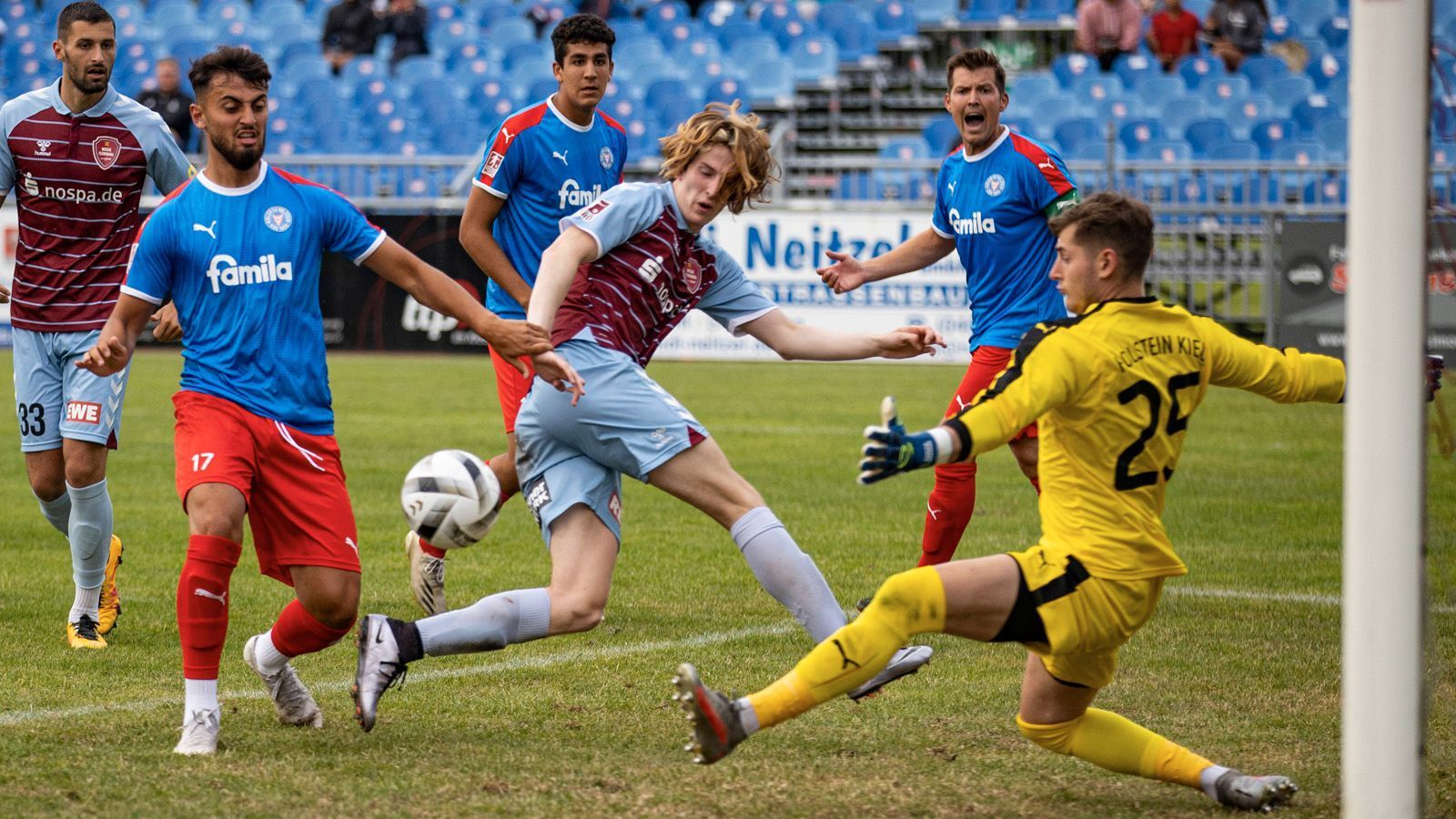 
                <strong>SC Weiche Flensburg - Holstein Kiel (Samstag, 15:30 Uhr)</strong><br>
                Zwei Spiele, null Punkte, null Tore – Holstein Kiel, die vergangene Saison in der Relegation gegen den 1. FC Köln noch um den Bundesliga-Aufstieg spielten, haben einen klassischen Fehlstart hingelegt. Nun wartet der Regionalligist SC Weiche Flensburg, der vor drei Jahren in der 1. Runde bereits den VfL Bochum bezwang. Kapitän Torge Paetow glaubt an einen erneuten Überraschungssieg: "Als Viertligist sind wir ganz klarer Außenseiter. Trotzdem rechnen wir uns etwas aus und werden nicht chancenlos sein."     
              