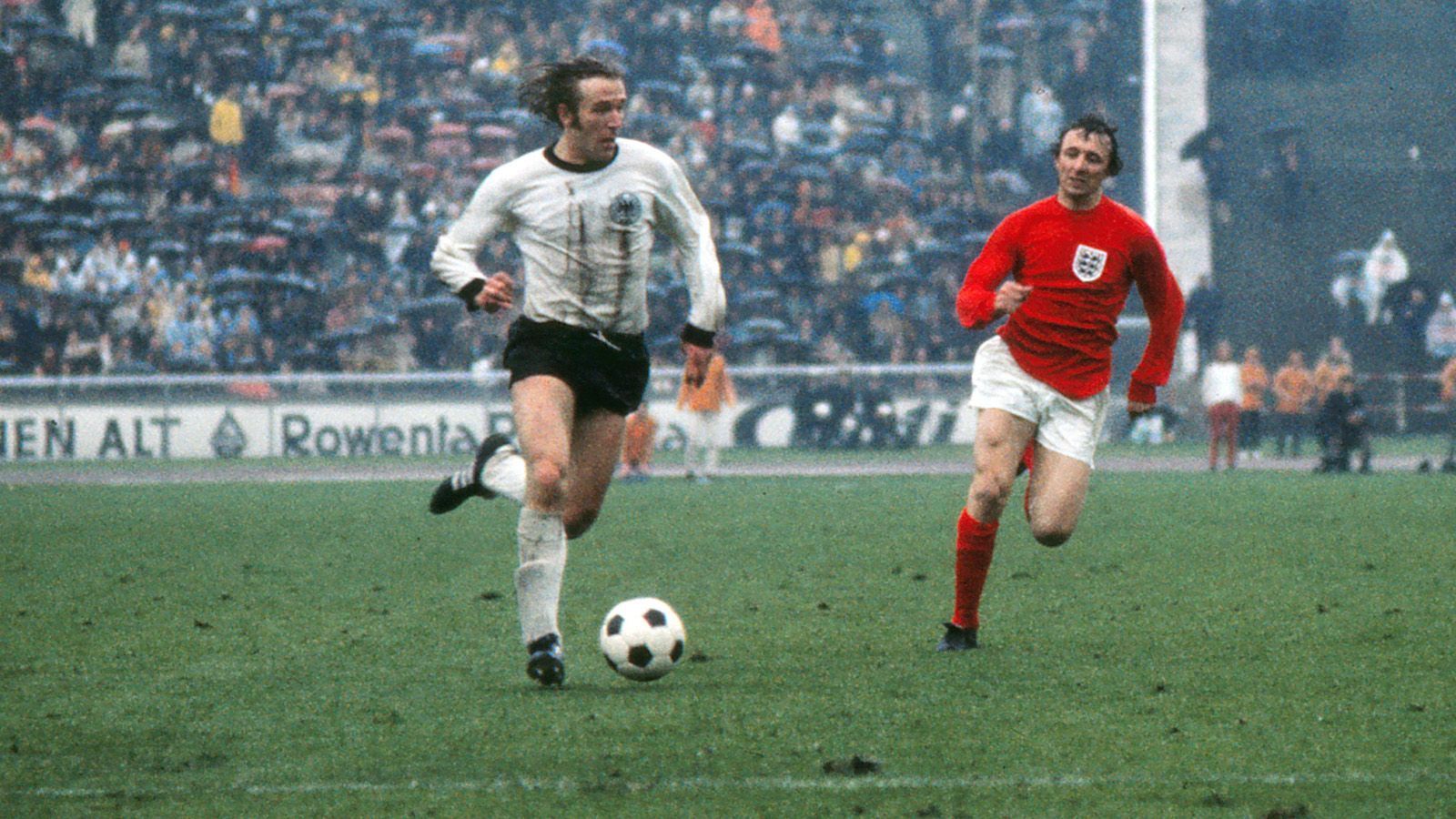 
                <strong>EM 1972: England - Deutschland 1:3 (1:0)</strong><br>
                ... Das Rückspiel endete in Berlin 0:0. Nach dem historischen Erfolg in London wurde diese deutsche Mannschaft in Anlehnung an den Spielort Wembley-Elf genannt ...
              