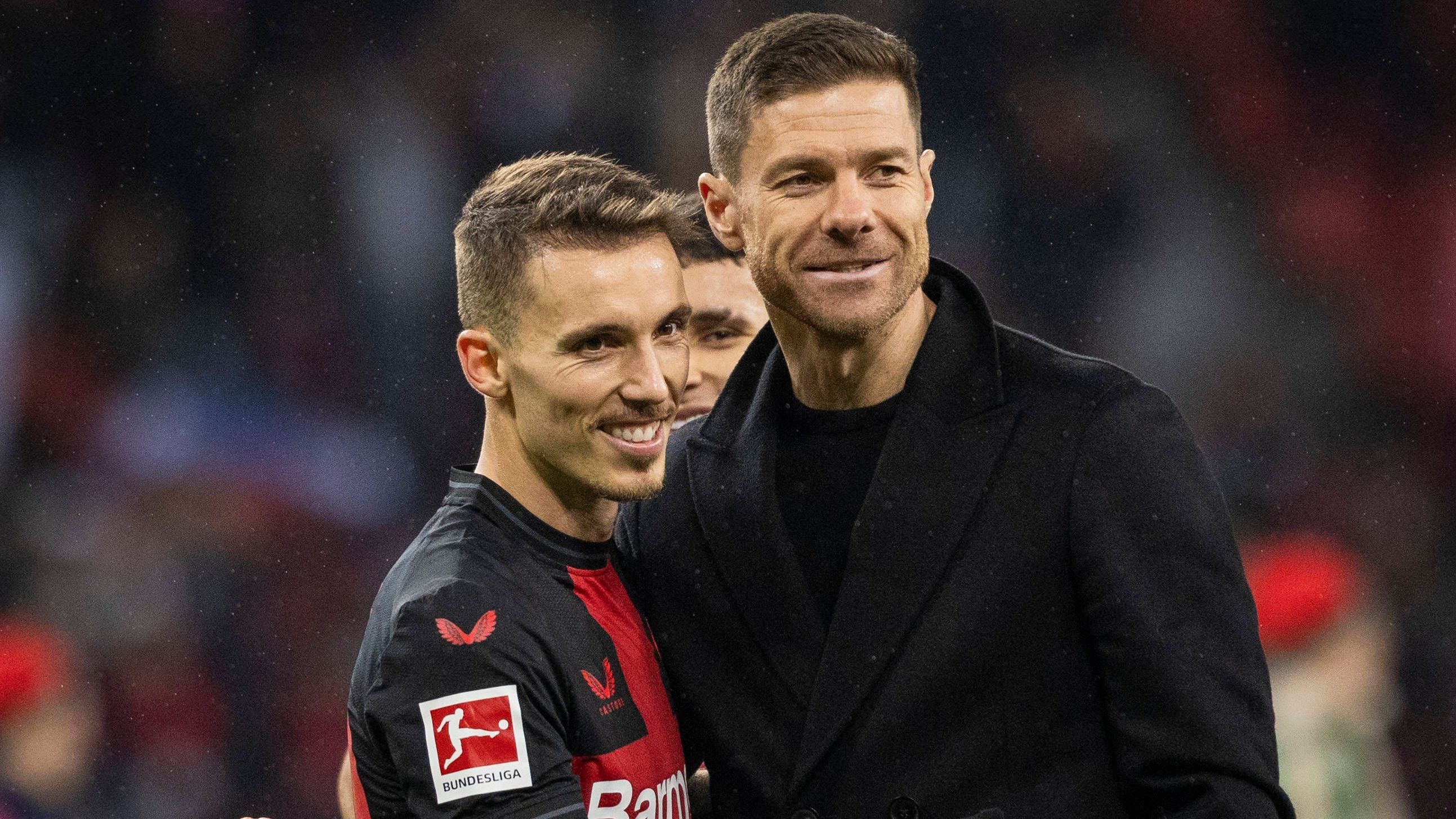 <strong>Außenbahn: Alejandro Grimaldo (Bayer 04 Leverkusen)</strong><br>Der Spanier Alejandro Grimaldo steht sinnbildlich für die tolle Leverkusener Saison. Der Spanier kam zum Nulltarif an den Rhein und überzeugt seit jeher mit punktgenauen Standards und Variabilität, sowohl offensiv als auch defensiv. Er verpasste bis dato keine Minute und erzielte neben sechs Assists auch sieben Tore. Unser Spieler der Hinrunde.