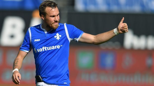 
                <strong>Kevin Großkreutz (SV Darmstadt)</strong><br>
                Mit Kevin Großkreutz tummelt sich einer der deutschen Weltmeister von 2014 derzeit nur im unterklassigen Fußball. Der Ex-Dortmunder hofft bei Darmstadt 98 auf den direkten Wiederaufstieg des Absteigers. Der 29-Jährige absolvierte sechs Länderspiele für das DFB-Team und wurde mit diesem in Brasilien Weltmeister. Bei der erhofften Titelverteidigung im Sommer 2018 wird Großkreutz aller Voraussicht nach nicht dabei sein und möglicherweise immer noch Zweitliga-Fußball spielen. Denn der Vertrag des Defensiv-Spielers läuft bei den "Lilien" noch bis 2019 und mit acht Punkten Rückstand auf den Aufstiegs-Relegationsplatz ist eine Rückkehr der Hessen in die Bundesliga nicht absehbar.
              