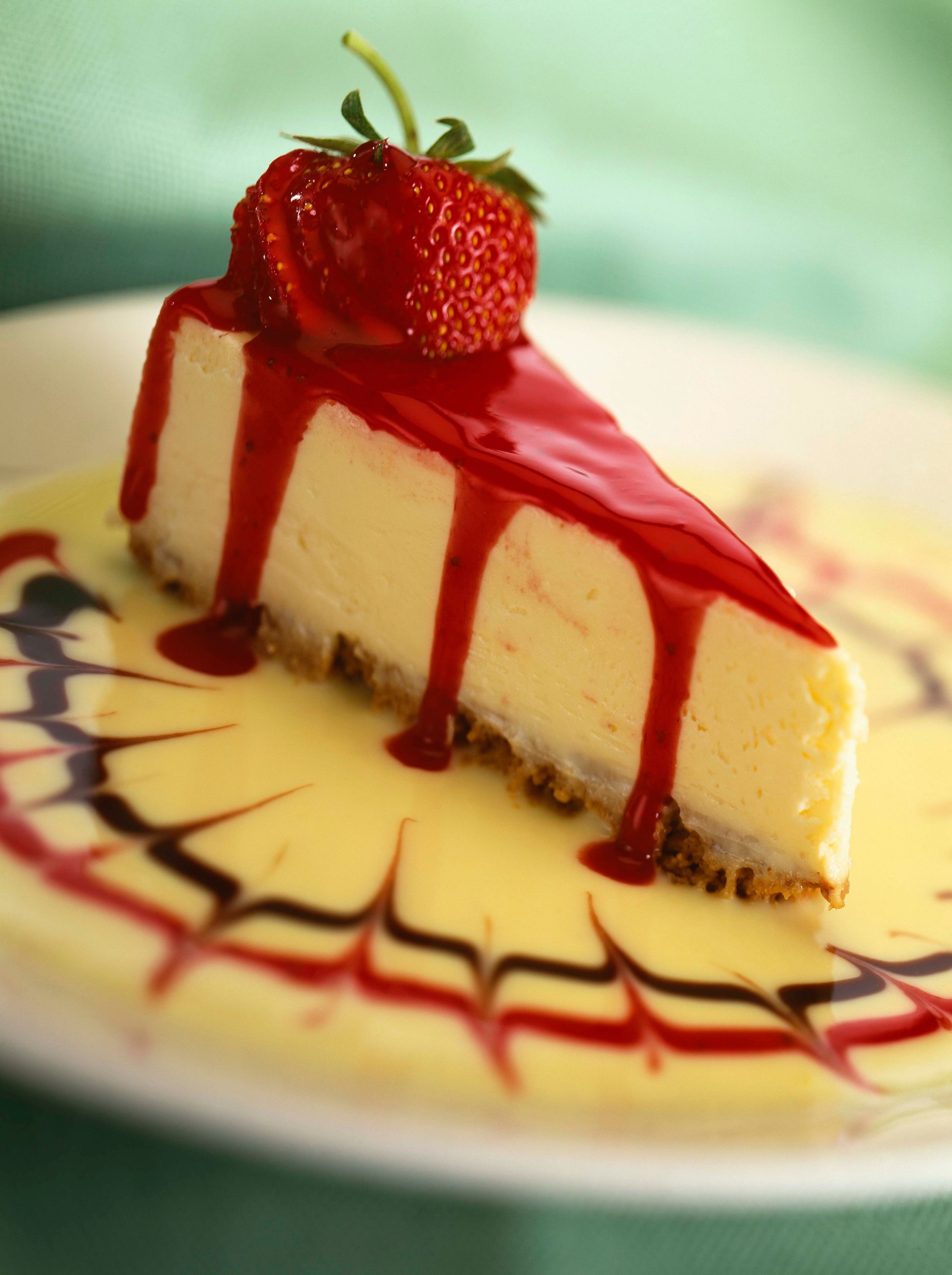 Quarktorte mit Erdbeer- und Vanillesoße: Rezept