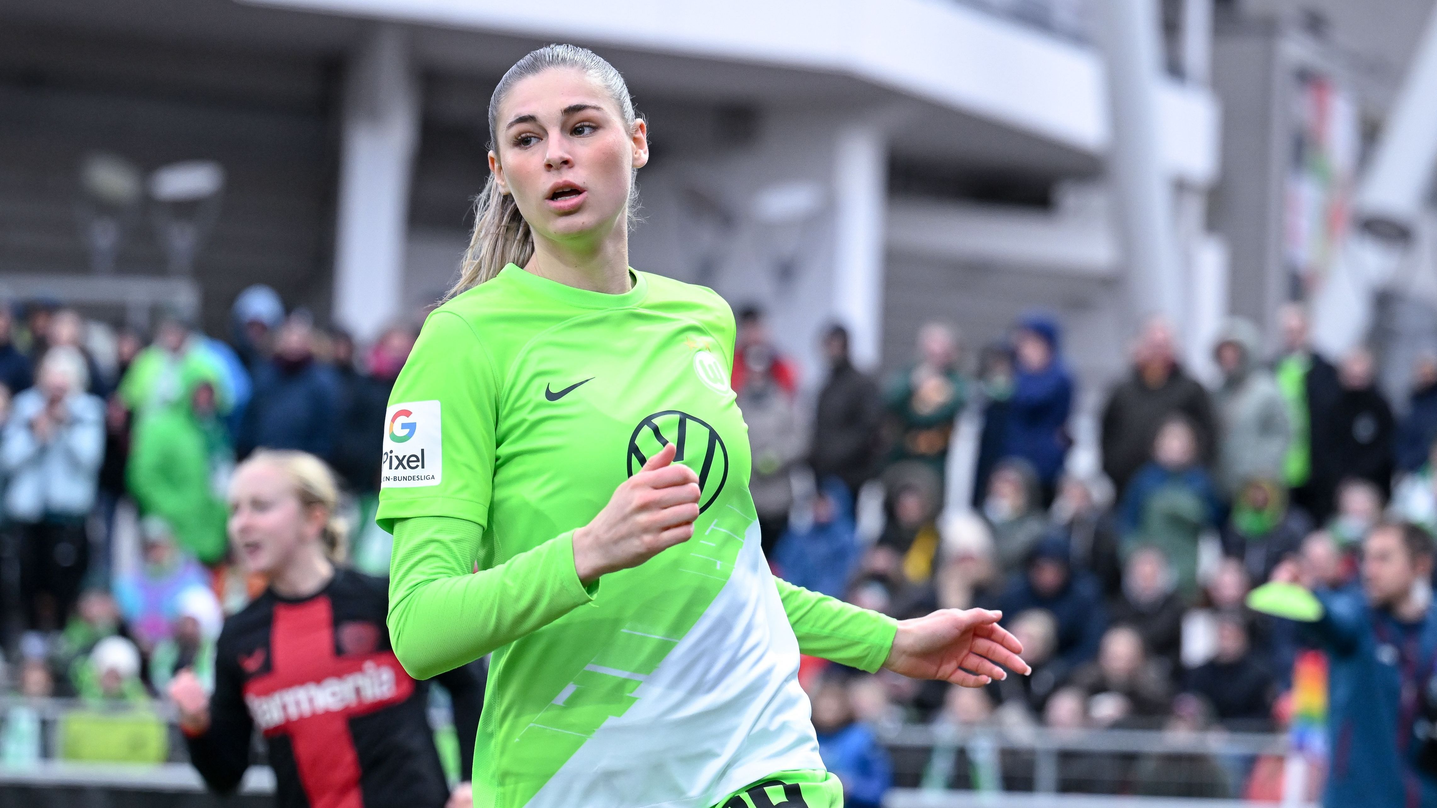 <strong>Jule Brand</strong><br>Baller League Team: Las Ligas Ladies - Managerin<br>Alter: 21<br>Position: Offensives Mittelfeld<br>Klub: VfL Wolfsburg (33 Bundesligaspiele, 3 Tore; 6 DFB-Pokalspiele, 4 Tore)<br>Nationalmannschaft: Deutschland (39 A-Länderspiele, 7 Tore)<br>Erfolge: U17 Europameisterin 2017, Gewinnerin Fritz-Walter-Medaille in Gold 2021, Vize-Europameisterin 2022, DFB-Pokalsiegerin 2022/23