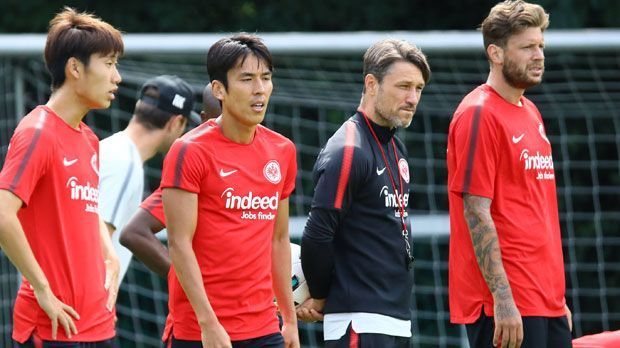 
                <strong>Eintracht Frankfurt</strong><br>
                Testspiele/DFB-Pokal: Die Eintracht gewann nur zwei Vorbereitungsspiele - das allererste gegen Kreisoberligist Heftrich (15:0) und das letzte gegen den FSV Frankfurt (5:2). Die USA-Reise der Hessen war derweil mit zwei Niederlagen und einem Remis enttäuschend. Zumindest der Auftakt im DFB-Pokal verlief positiv. Der Bundesligist gewann trotz früher Roter Karte für Abraham in Siegen gegen Erndtebrück mit 3:0. Personal: Trainer Niko Kovac hat einmal mehr viele Neue zu integrieren. Vor allem Sebastien Haller, Gelson Fernandes, Daichi Kamada und Jetro Willems haben Startelf-Potenzial. Form: Die Eintracht präsentierte sich in der Vorbereitung ergebnistechnisch mal wieder als "Diva vom Main" - einzige Konstante ist die Inkonstanz. ran-Check: 5 Punkte
              