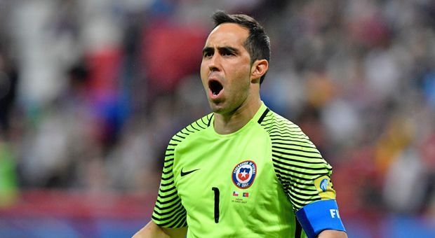 
                <strong>Claudio Bravo (Chile)</strong><br>
                Chiles Kapitän verpasst die ersten beiden Partien des Confed Cups wegen einer Wadenverletzung. Danach ist er die Lebensversicherung seines Teams. Allein schon durch seine drei Paraden im Elfmeterschießen gegen Portugal hat der Mann von Manchester City den Platz in dieser Top-Elf verdient. Im Finale hält er seine Chilenen durch eine starke Parade gegen Leon Goretzka kurz vor der Pause im Spiel. Mit dem Goldenen Handschuh als bester Torhüter des Turniers ausgezeichnet. Eine - kein Sarkasmus - richtige Entscheidung der FIFA.
              