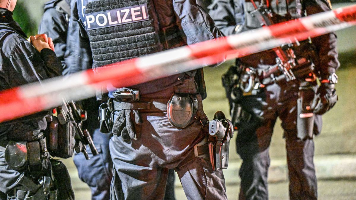 Die Polizei ist in der Innenstadt von Göppingen mit einem Großaufgebot im Einsatz. 