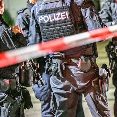 Die Polizei ist in der Innenstadt von Göppingen mit einem Großaufgebot im Einsatz. 