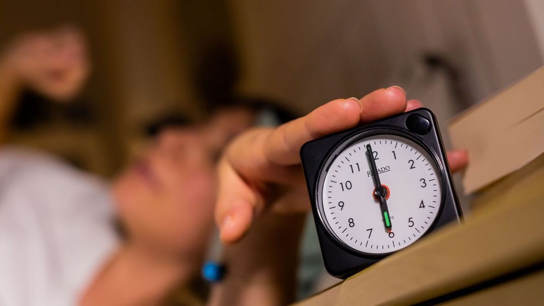 Viele lassen sich morgens beim Aufstehen Zeit und nutzen dafür die Schlummertaste des Weckers. Experten raten jedoch davon ab.