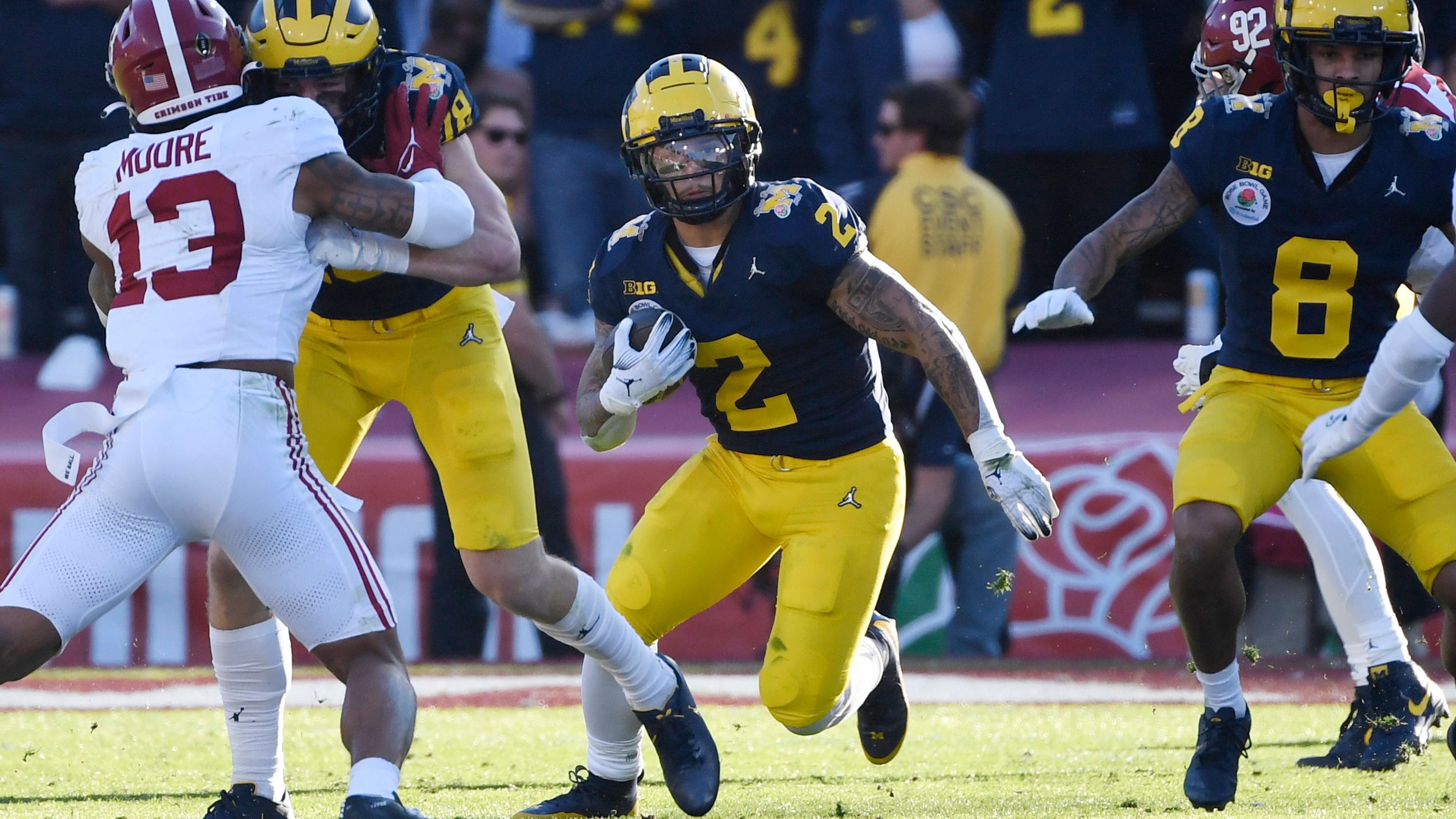 <strong>3. Platz: Blake Corum - Schwächen<br></strong>Allerdings hat er bereits einige Knie-Verletzungen hinter sich. Besonders bei Running Backs muss immer auch ein Blick in die Akte über die Verletzungen geworfen werden. Corum fehlt es zudem an Endgeschwindigkeit und in der NFL könnte er an seine physischen Grenzen stoßen.&nbsp;