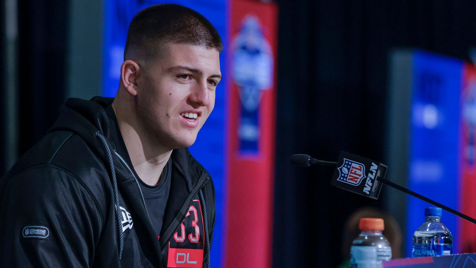 
                <strong>29. Pick: Kansas City Chiefs - George Karlaftis, Edge, Purdue</strong><br>
                Die Kansas City Chiefs brauchen dringend mehr Druck auf der Außenseite der D-Line. George Karlaftis ist recht klein für einen Edge Rusher, hat dafür aber einen Motor, der niemals stoppt.
              