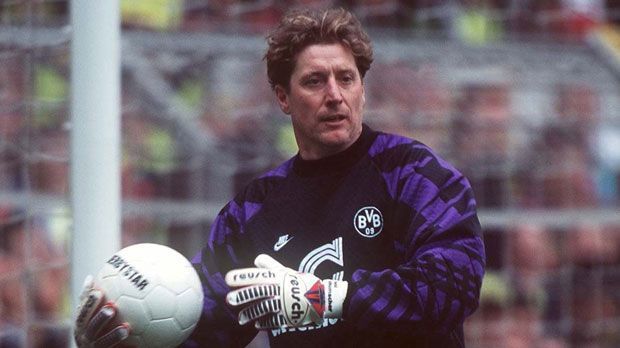 
                <strong>Ältester Meister</strong><br>
                Ältester Meister: Als Toni Schumacher 1996 mit dem BVB Meister wurde, war der Torwart bereits 42 Jahre alt. Im Bayern-Kader für die laufende Saison ist Ersatztorwart Tom Starke mit 34 Jahren der Oldie und müsste damit noch mindestens acht Jahre spielen, um Schumacher einzuholen.
              
