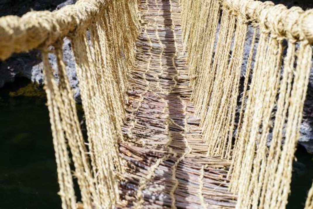 Die Seilbrücke besteht aus Tauen, die aus Grashalmen geflochten sind.