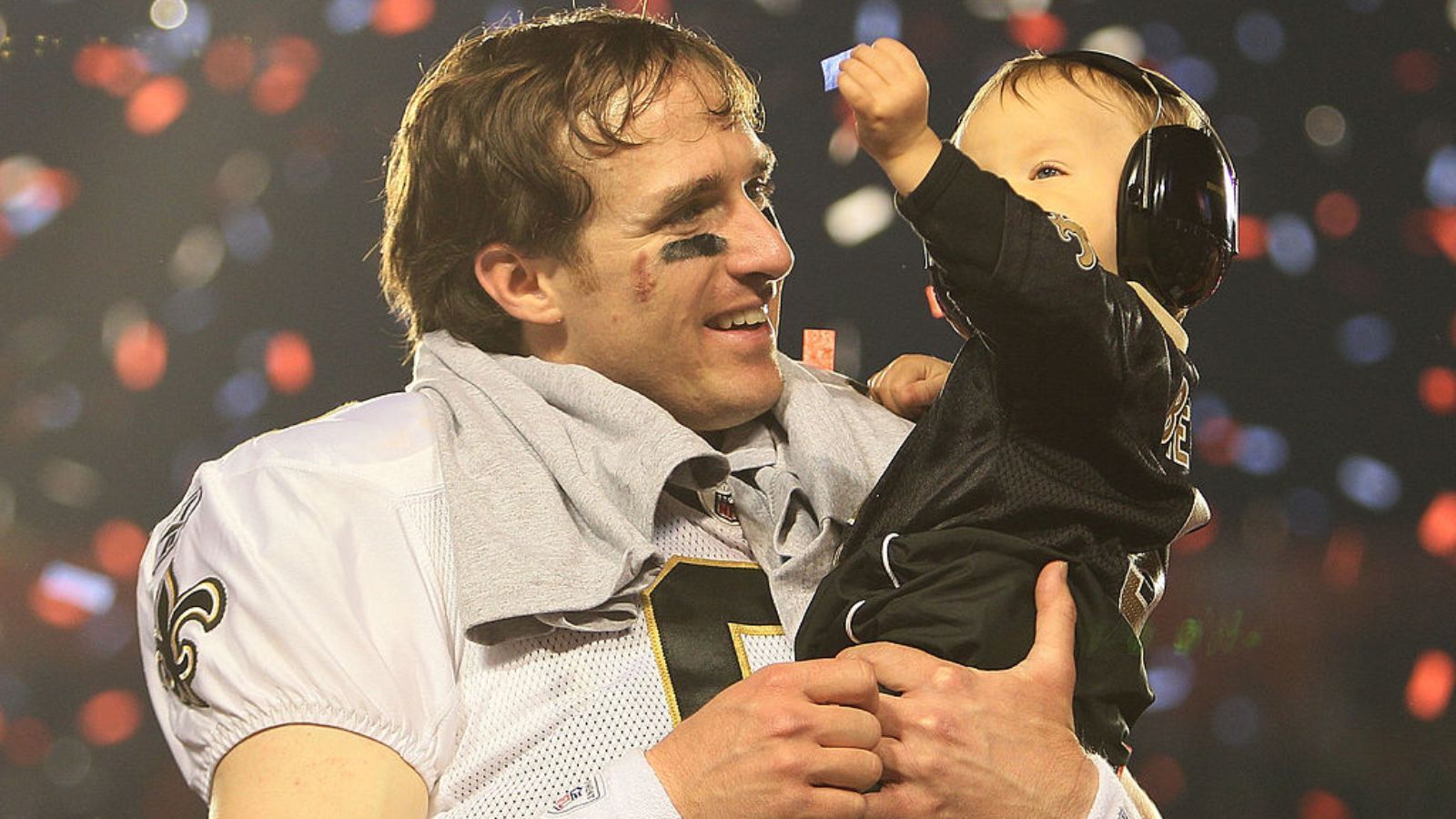 
                <strong>Drew Brees: Die unglaublichen Zahlen und Rekorde seiner Karriere</strong><br>
                Die NFL-Karriere von Drew Brees ist zu Ende. Das verkündete der 42-Jährige selbst auf seinem Instagram-Kanal. Brees wird als einer der besten Spieler in die Geschichte der NFL eingehen. Grund genug für uns, zurückzublicken. Passend für die größte Nummer 9 der NFL-Geschichte hat ran.de neun Rekorde, Auszeichnungen und Errungenschaften von Drew Brees zusammengestellt.
              