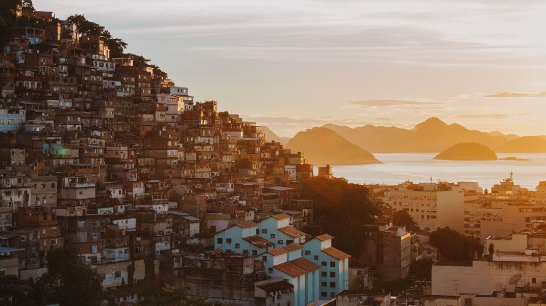 Die Favelas sind die armen Stadtviertel Rio de Janeiros. Sie sind bekannt für steile Hügel, enge Gassen und eine starke Gemeinschaft.