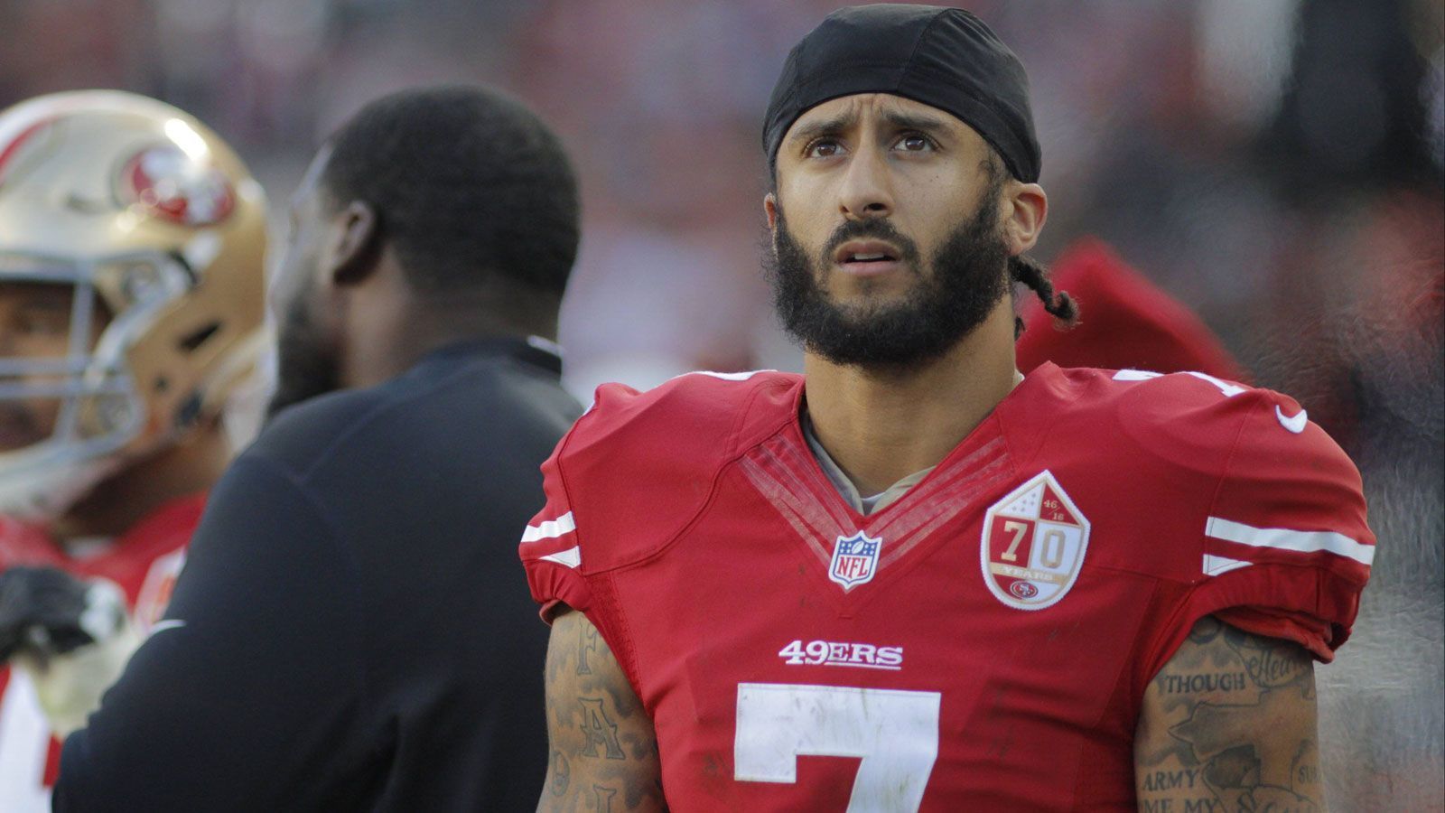 
                <strong>Welche Teams sind beim Workout von Colin Kaepernick dabei?</strong><br>
                Die NFL organisiert ein Workout für Colin Kaepernick in Atlanta. Dabei kann der Quarterback sich der gesamten Liga präsentieren. Aber nicht alle Teams reagieren und schicken Scouts, um die Leistungen genau unter die Lupe zu nehmen. Bisher haben erst elf Teams angekündigt, das Vorspielen zu nutzen. Allerdings könnten andere Klubs auch noch kurzfristig Scouts Richtung Atlanta schicken.
              