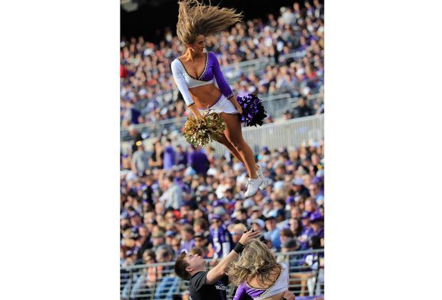 
                <strong>Baltimore Ravens - Tennessee Titans 21:7</strong><br>
                Bei so einem Wurf fällt die Cheerleaderin.
              