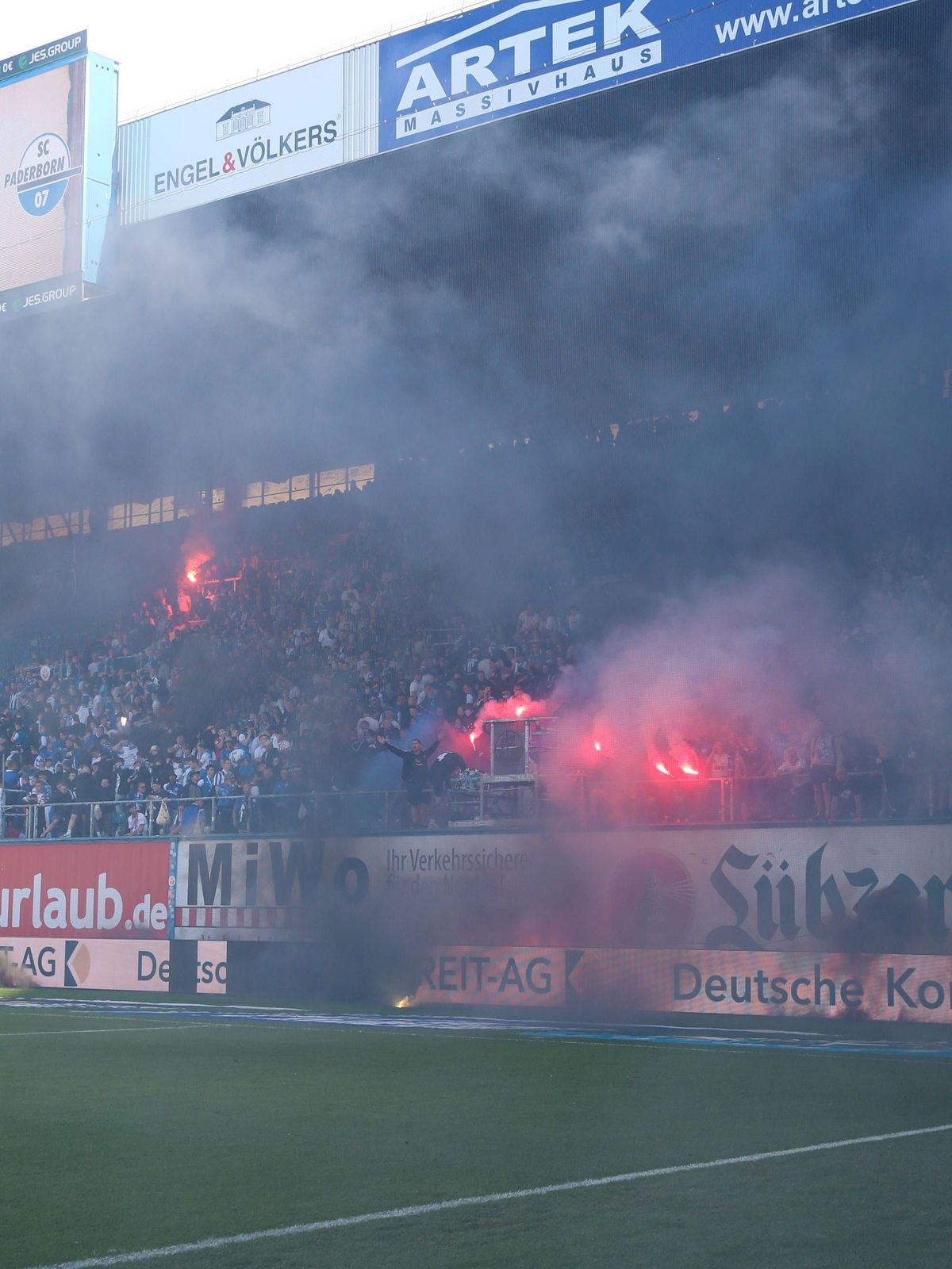 19.05.2024, xtgx, Fussball 2. Bundesliga, FC Hansa Rostock - SC Paderborn 07, v.l. Ausschreitungen, Krawall, Pyro, enttaeuscht, enttäuscht, schaut enttaeuscht, niedergeschlagen, disappointed (DFL D...