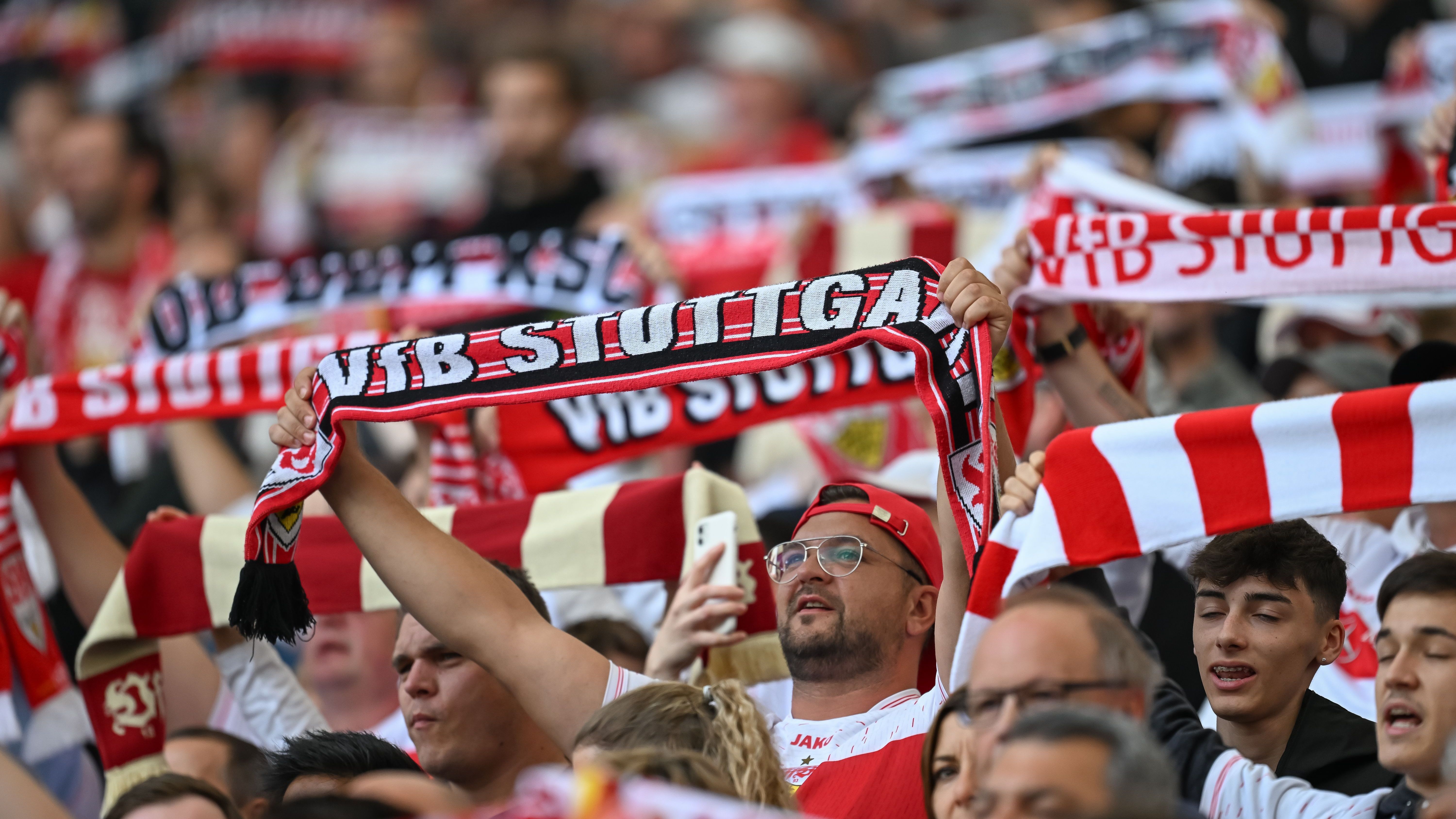 <strong>VfB Stuttgart</strong><br>"In Stuttgart, rot und weiß, sind wir daheim, der VfB Stuttgart, in unseren Träumen, in unserem Sein. Seit 1893, mit Herz und Leidenschaft, auf dem Platz, für Stuttgart kämpfen wir, das ist unser Schatz. Die Cannstatter Kurve, dort wo wir singen und lachen, gemeinsam sind wir, für immer werden wir zu euch erwachen."