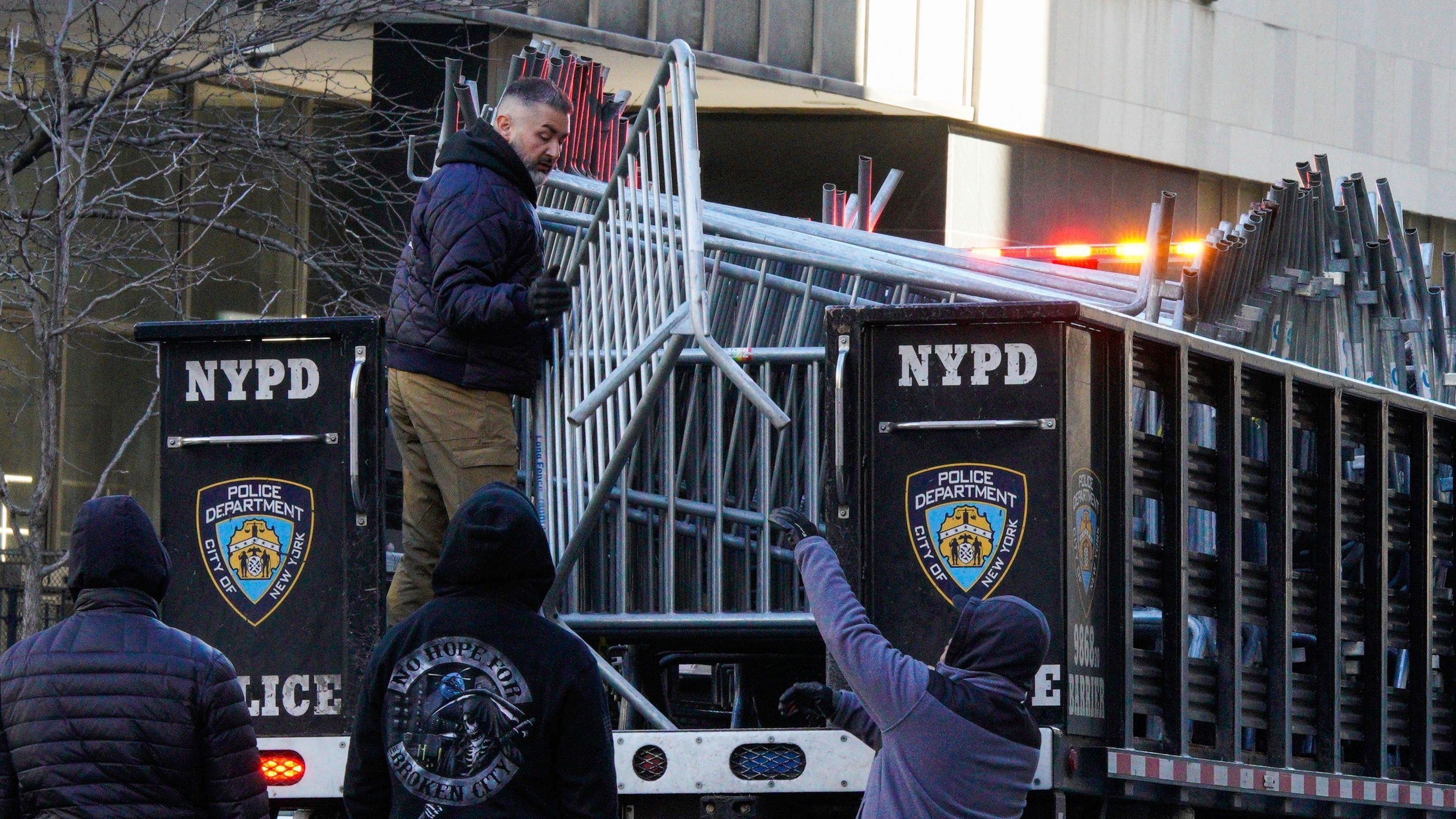 New Yorker Polizeibeamte verlegen Barrikaden in der Nähe des Gerichtsgebäudes vor der erwarteten Anklageerhebung gegen Donald Trump.