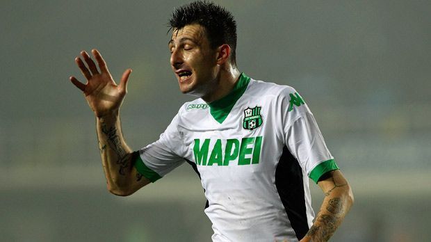 
                <strong>Francesco Acerbi (Sassuolo)</strong><br>
                Francesco Acerbi (Sassuolo): Die Geschichte des Italieners ist kurios, aber wahr. Bei Acerbi wurde 2013 Hodenkrebs diagnostiziert. "Ich habe die Krankheit mit einem Lächen bekämpft", erklärte er hinterher. Monate später, als er schon wieder im Training war, wurde der Verteidiger bei einer Dopingprobe positiv getestet. Ein erhöhter Wert des Hormons Gonadotropine wurde festgestellt. Daher drohte eine zweijährige Sperre. Doch er wurde begnadigt, weil er nachweisen konnte, dass dieses Hormon bei der Krebstherapie eingesetzt wurde.
              