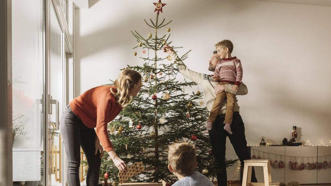 Nicht nur Kinderaugen,&nbsp;auch die von Erwachsenen leuchten unterm Weihnachtsbaum - besonders wenn dieser mit gutem Gewissen genutzt werden kann.