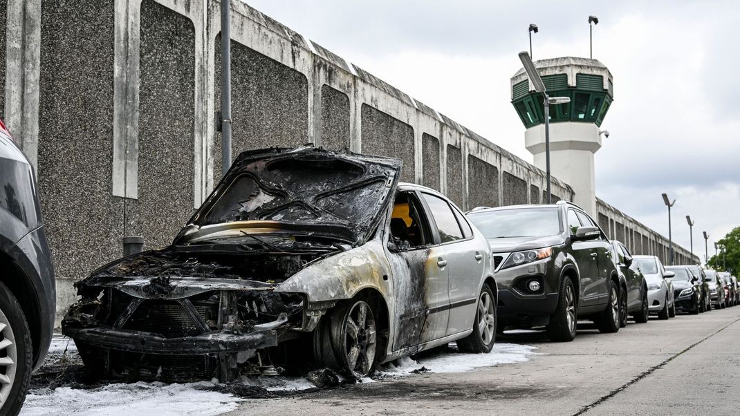 Eine Serie von Brandstiftungen in der Umgebung von Berliner Gefängnissen fordert stärkere Kontrollen.&nbsp;