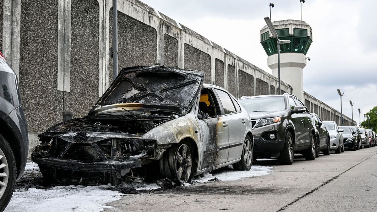 Autos vor Justizvollzugsanstalten in Brand gesteckt